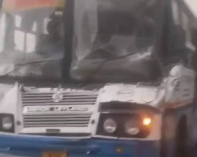 KOTPUTLI-BEHROR: ट्रोले से टकराई रोडवेज बस, बड़ा हादसा टला KOTPUTLI-BEHROR: ट्रोले से टकराई रोडवेज बस, बड़ा हादसा टला