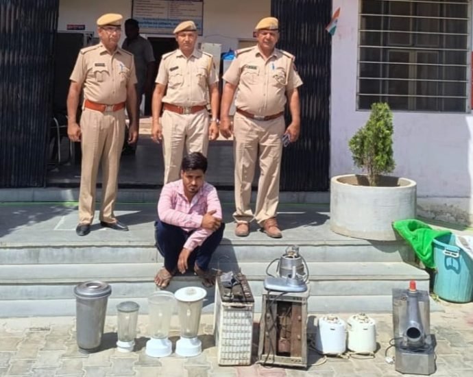 KOTPUTLI-BEHROR: ज्यूस की दुकान में लगातार चोरी की वारदात का खुलासा KOTPUTLI-BEHROR: ज्यूस की दुकान में लगातार चोरी की वारदात का खुलासा