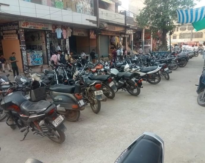 KOTPUTLI-BEHROR: बाजारों में रौनक लौटी, लेकिन ट्रैफिक व पार्किंग बना सिरदर्द KOTPUTLI-BEHROR: बाजारों में रौनक लौटी, लेकिन ट्रैफिक व पार्किंग बना सिरदर्द