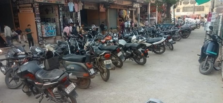 KOTPUTLI-BEHROR: बाजारों में रौनक लौटी, लेकिन ट्रैफिक व पार्किंग बना सिरदर्द KOTPUTLI-BEHROR: बाजारों में रौनक लौटी, लेकिन ट्रैफिक व पार्किंग बना सिरदर्द