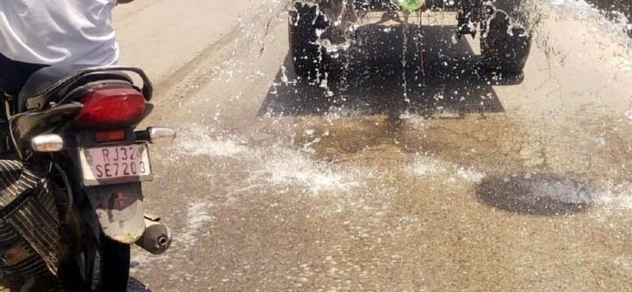 KOTPUTLI-BEHROR: वॉटर टैंकर से सडक़ों पर कराया पानी का छिडक़ाव KOTPUTLI-BEHROR: वॉटर टैंकर से सडक़ों पर कराया पानी का छिडक़ाव