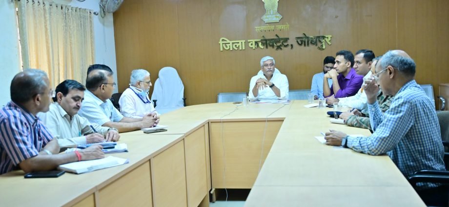 JAIPUR: केंद्रीय मंत्री गजेंद्र सिंह शेखावत ने आपातकालीन चिकित्सा तैयारियों को लेकर उच्च स्तरीय बैठक ली JAIPUR: केंद्रीय मंत्री गजेंद्र सिंह शेखावत ने आपातकालीन चिकित्सा तैयारियों को लेकर उच्च स्तरीय बैठक ली