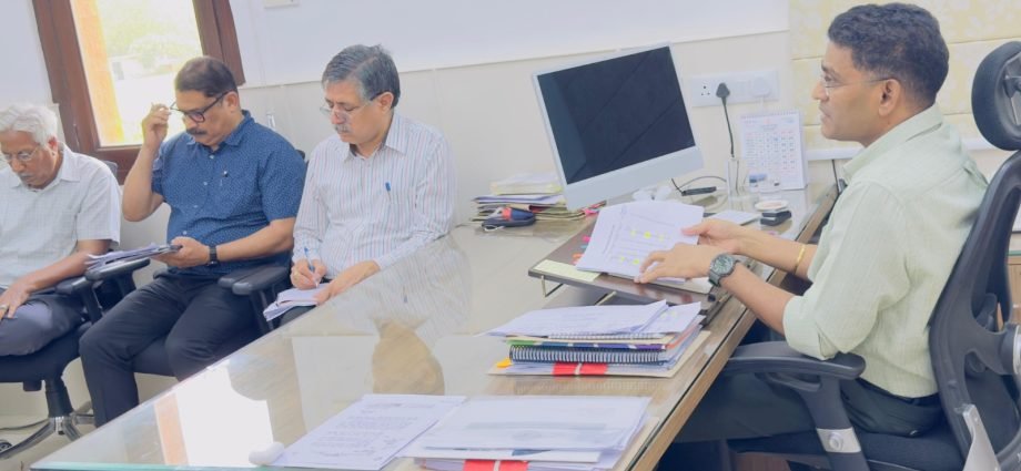 JAIPUR: खान विभाग प्रतिमाह एक हजार करोड़ रु. के राजस्व संग्रहण के लक्ष्य के साथ आगे बढ़े-प्रमुख सचिव माइन्स टी. रविकान्त JAIPUR: खान विभाग प्रतिमाह एक हजार करोड़ रु. के राजस्व संग्रहण के लक्ष्य के साथ आगे बढ़े-प्रमुख सचिव माइन्स टी. रविकान्त