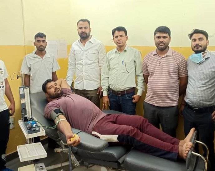 KOTPUTLI-BEHROR: जवानों के सम्मान में युवाओं ने किया रक्तदान KOTPUTLI-BEHROR: जवानों के सम्मान में युवाओं ने किया रक्तदान