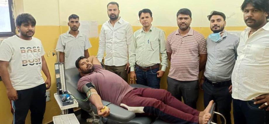 KOTPUTLI-BEHROR: जवानों के सम्मान में युवाओं ने किया रक्तदान KOTPUTLI-BEHROR: जवानों के सम्मान में युवाओं ने किया रक्तदान