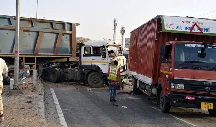 KOTPUTLI-BEHROR: नेशनल हाईवे पर दर्दनाक हादसा:बेकाबू ट्रेलर पलटा KOTPUTLI-BEHROR: नेशनल हाईवे पर दर्दनाक हादसा:बेकाबू ट्रेलर पलटा