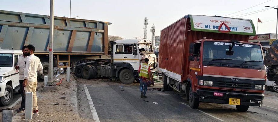 KOTPUTLI-BEHROR: नेशनल हाईवे पर दर्दनाक हादसा:बेकाबू ट्रेलर पलटा KOTPUTLI-BEHROR: नेशनल हाईवे पर दर्दनाक हादसा:बेकाबू ट्रेलर पलटा