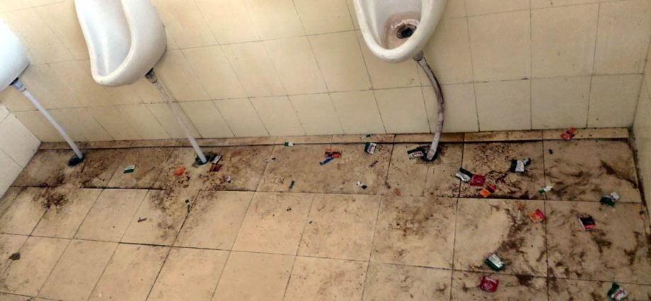 KOTPUTLI-BEHROR: कलेक्ट्रेट के सार्वजनिक शौचालय की हालत बदहाल