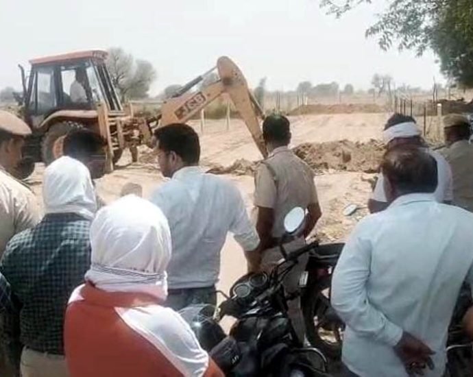 KOTPUTLI-BEHROR: कार्रवाई: मंदिर व चारागाह भूमि से अतिक्रमण हटाया KOTPUTLI-BEHROR: कार्रवाई: मंदिर व चारागाह भूमि से अतिक्रमण हटाया