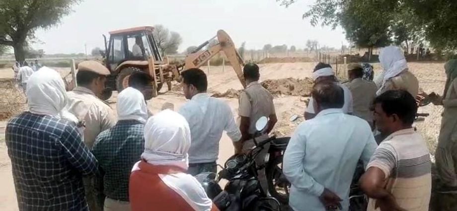 KOTPUTLI-BEHROR: कार्रवाई: मंदिर व चारागाह भूमि से अतिक्रमण हटाया KOTPUTLI-BEHROR: कार्रवाई: मंदिर व चारागाह भूमि से अतिक्रमण हटाया