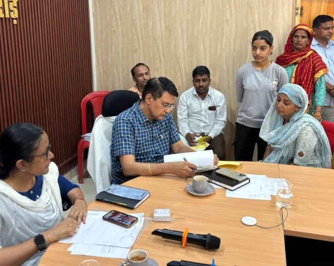 KOTPUTLI-BEHROR: 54 प्रकरणों पर सुनवाई, मौके पर समाधान के निर्देश KOTPUTLI-BEHROR: 54 प्रकरणों पर सुनवाई, मौके पर समाधान के निर्देश