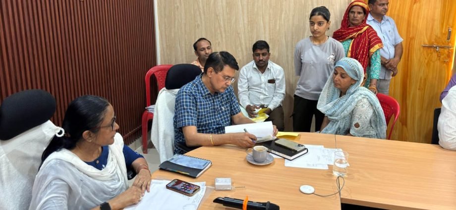 KOTPUTLI-BEHROR: 54 प्रकरणों पर सुनवाई, मौके पर समाधान के निर्देश KOTPUTLI-BEHROR: 54 प्रकरणों पर सुनवाई, मौके पर समाधान के निर्देश