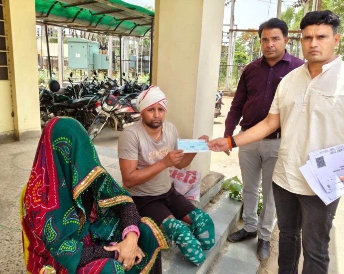 KOTPUTLI-BEHROR: विद्युत दुर्घटना पीडि़त को मिला 4.25 लाख का मुआवजा चेक KOTPUTLI-BEHROR: विद्युत दुर्घटना पीडि़त को मिला 4.25 लाख का मुआवजा चेक