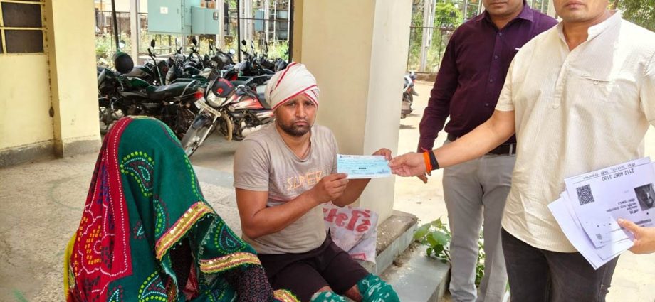 KOTPUTLI-BEHROR: विद्युत दुर्घटना पीडि़त को मिला 4.25 लाख का मुआवजा चेक
