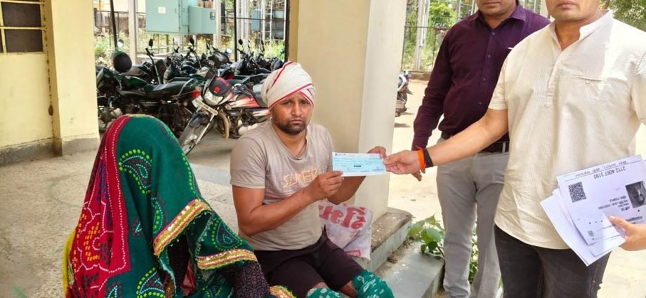 KOTPUTLI-BEHROR: विद्युत दुर्घटना पीडि़त को मिला 4.25 लाख का मुआवजा चेक KOTPUTLI-BEHROR: विद्युत दुर्घटना पीडि़त को मिला 4.25 लाख का मुआवजा चेक