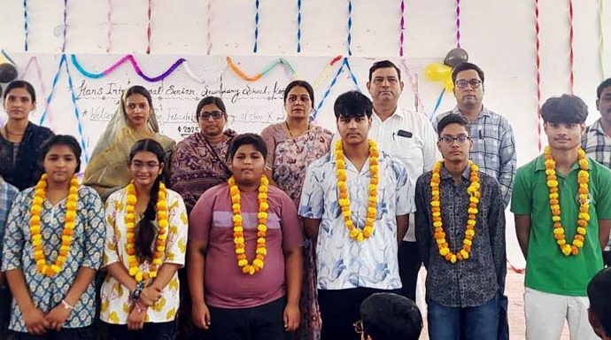 KOTPUTLI-BEHROR: हंस इंटरनेशनल स्कूल में मेधावी छात्रों का सम्मान