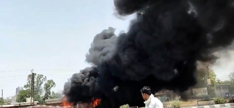 KOTPUTLI-BEHROR: दौड़ते ट्रेलर में लगी आग, चालक ने कूदकर बचाई जान KOTPUTLI-BEHROR: दौड़ते ट्रेलर में लगी आग, चालक ने कूदकर बचाई जान