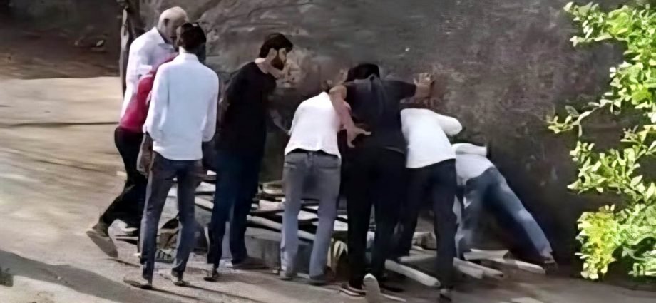 KOTPUTLI-BEHROR: पहाड़ी क्षेत्र में 20 फीट गहरे कुएं में गिरा पैंथर KOTPUTLI-BEHROR: पहाड़ी क्षेत्र में 20 फीट गहरे कुएं में गिरा पैंथर