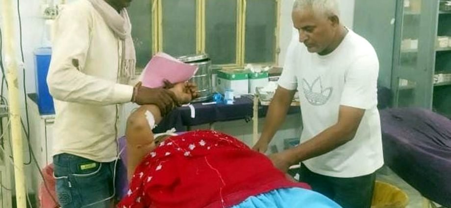 KOTPUTLI-BEHROR: बेटे ने मां पर किया हमला, जयपुर रैफर KOTPUTLI-BEHROR: बेटे ने मां पर किया हमला, जयपुर रैफर