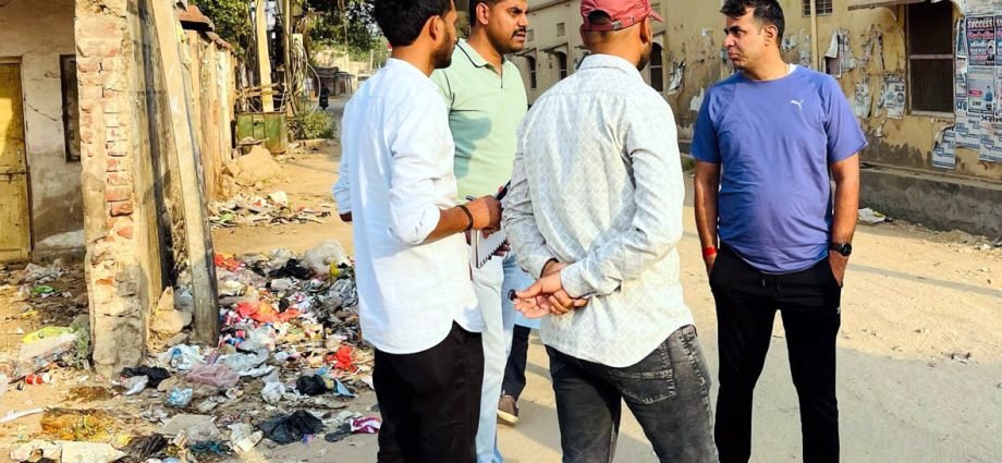 KOTPUTLI-BEHROR: नगर परिषद आयुक्त ने लिया सफाई व्यवस्था का जायजा KOTPUTLI-BEHROR: नगर परिषद आयुक्त ने लिया सफाई व्यवस्था का जायजा