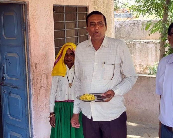 KOTPUTLI-BEHROR: डीईओ ने किया मिड डे मील का सघन निरीक्षण KOTPUTLI-BEHROR: डीईओ ने किया मिड डे मील का सघन निरीक्षण
