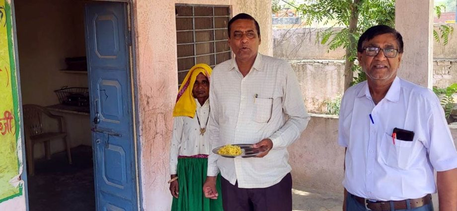 KOTPUTLI-BEHROR: डीईओ ने किया मिड डे मील का सघन निरीक्षण