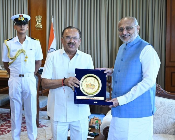 JAIPUR: देवनानी की महाराष्ट्र के राज्यपाल और मंत्रीगण से शिष्टाचार मुलाकात JAIPUR: देवनानी की महाराष्ट्र के राज्यपाल और मंत्रीगण से शिष्टाचार मुलाकात