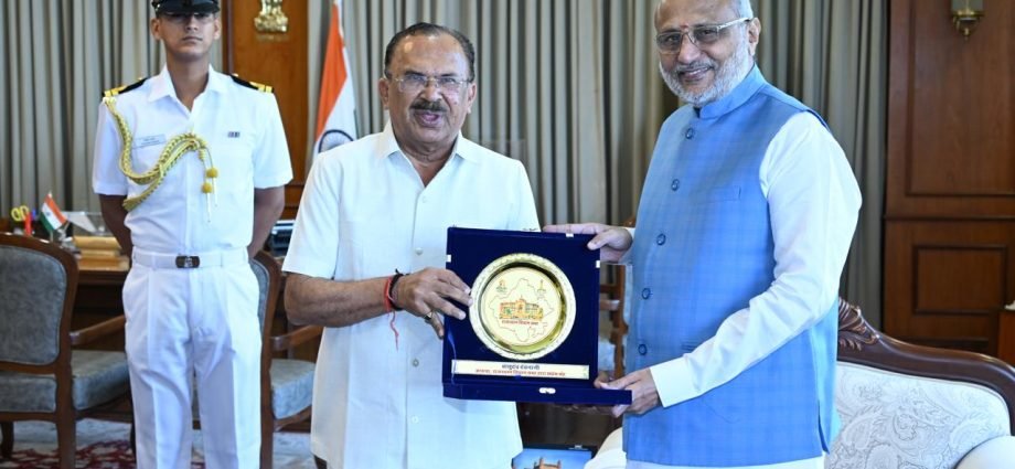 JAIPUR: देवनानी की महाराष्ट्र के राज्यपाल और मंत्रीगण से शिष्टाचार मुलाकात JAIPUR: देवनानी की महाराष्ट्र के राज्यपाल और मंत्रीगण से शिष्टाचार मुलाकात