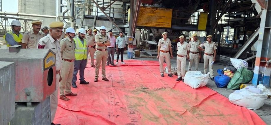 KOTPUTLI-BEHROR: 751 किलो डोडा चूरा, 71 किलो गांजा व 1180 नशे की गोलियां जलाकर किया नष्ट KOTPUTLI-BEHROR: 751 किलो डोडा चूरा, 71 किलो गांजा व 1180 नशे की गोलियां जलाकर किया नष्ट