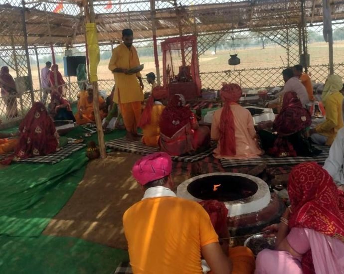 KOTPUTLI-BEHROR: महायज्ञ के पांचवें दिन दी गई 1.10 लाख आहुतियां KOTPUTLI-BEHROR: महायज्ञ के पांचवें दिन दी गई 1.10 लाख आहुतियां