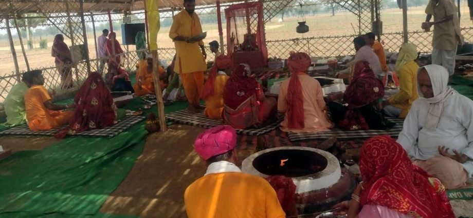 KOTPUTLI-BEHROR: महायज्ञ के पांचवें दिन दी गई 1.10 लाख आहुतियां KOTPUTLI-BEHROR: महायज्ञ के पांचवें दिन दी गई 1.10 लाख आहुतियां