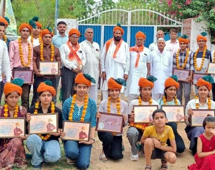 KOTPUTLI-BEHROR: विवेकानंद विद्या मंदिर में टॉपर्स का किया अभिनंदन