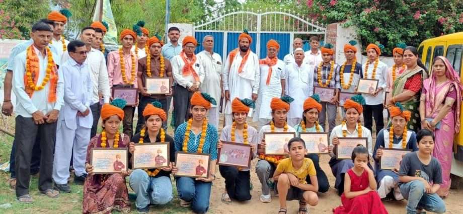 KOTPUTLI-BEHROR: विवेकानंद विद्या मंदिर में टॉपर्स का किया अभिनंदन