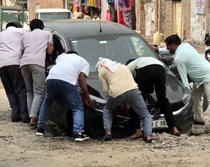 KOTPUTLI-BEHROR: सडक़ों पर लापरवाही बनी हादसों की वजह KOTPUTLI-BEHROR: सडक़ों पर लापरवाही बनी हादसों की वजह