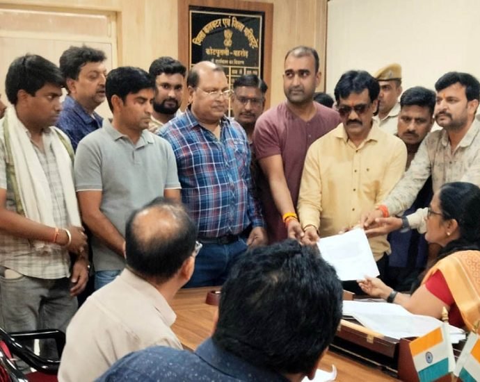 KOTPUTLI-BEHROR: विहिप का विरोध प्रदर्शन, पुतला फूंककर सौंपा ज्ञापन KOTPUTLI-BEHROR: विहिप का विरोध प्रदर्शन, पुतला फूंककर सौंपा ज्ञापन