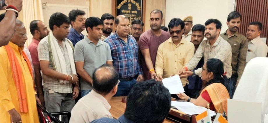 KOTPUTLI-BEHROR: विहिप का विरोध प्रदर्शन, पुतला फूंककर सौंपा ज्ञापन KOTPUTLI-BEHROR: विहिप का विरोध प्रदर्शन, पुतला फूंककर सौंपा ज्ञापन