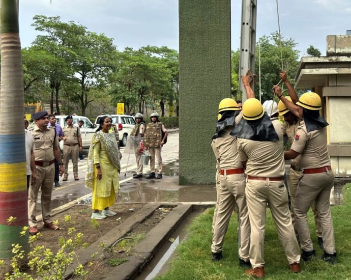 KOTPUTLI-BEHROR: मॉकड्रिल: हवाई हमले के दौरान प्रशासन ने बचाई जानें KOTPUTLI-BEHROR: मॉकड्रिल: हवाई हमले के दौरान प्रशासन ने बचाई जानें