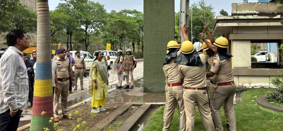 KOTPUTLI-BEHROR: मॉकड्रिल: हवाई हमले के दौरान प्रशासन ने बचाई जानें