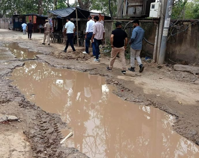 KOTPUTLI-BEHROR: सीवरेज निर्माण कंपनी की मनमानी, किया निरीक्षण KOTPUTLI-BEHROR: सीवरेज निर्माण कंपनी की मनमानी, किया निरीक्षण