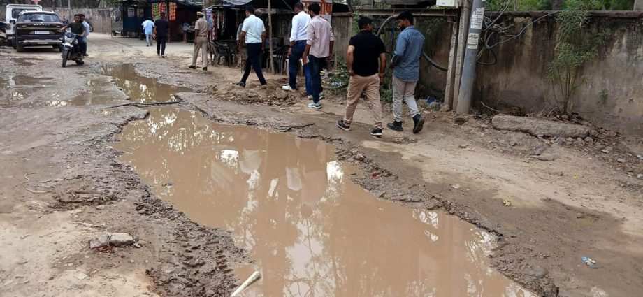 KOTPUTLI-BEHROR: सीवरेज निर्माण कंपनी की मनमानी, किया निरीक्षण
