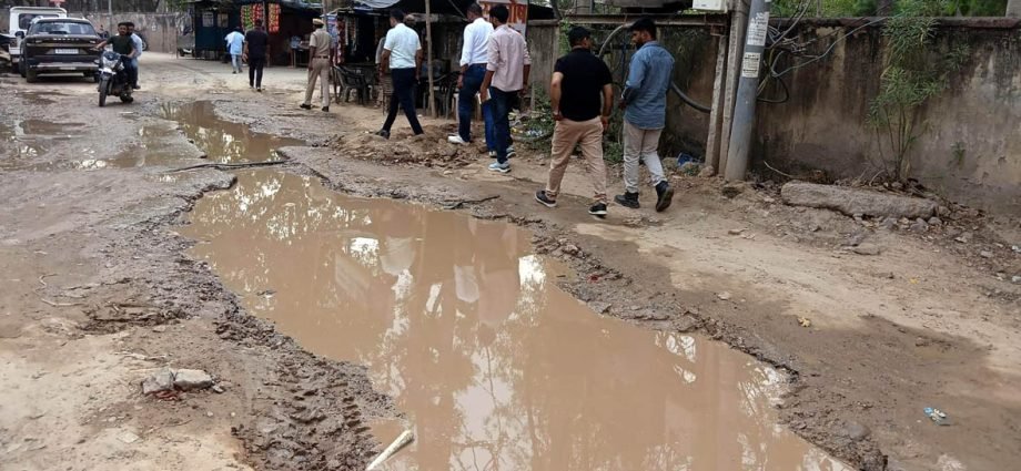 KOTPUTLI-BEHROR: सीवरेज निर्माण कंपनी की मनमानी, किया निरीक्षण KOTPUTLI-BEHROR: सीवरेज निर्माण कंपनी की मनमानी, किया निरीक्षण
