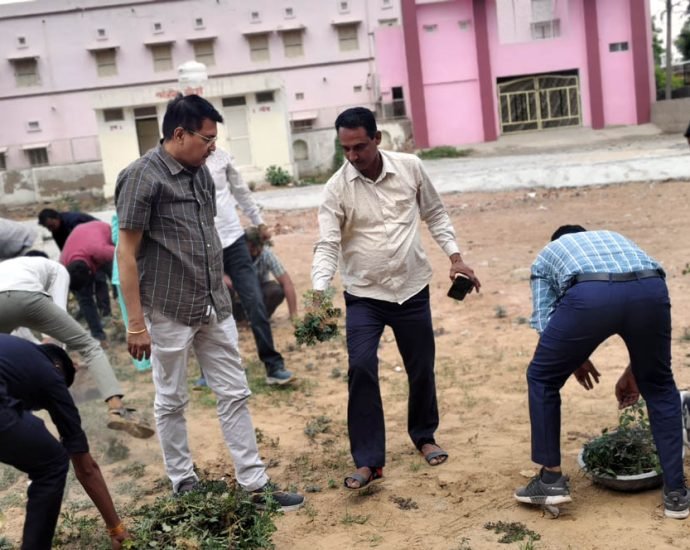 KOTPUTLI-BEHROR: कलेक्ट्रेट परिसर में कार्मिकों का श्रमदान अभियान KOTPUTLI-BEHROR: कलेक्ट्रेट परिसर में कार्मिकों का श्रमदान अभियान