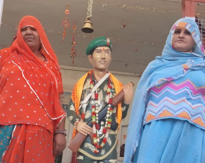 KOTPUTLI-BEHROR: शहादत की चादर ओढ़े ममता: मातृ दिवस पर केसर देवी और गायत्री को सलाम KOTPUTLI-BEHROR: शहादत की चादर ओढ़े ममता: मातृ दिवस पर केसर देवी और गायत्री को सलाम