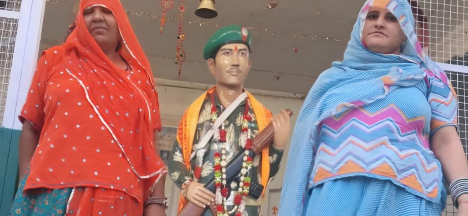 KOTPUTLI-BEHROR: शहादत की चादर ओढ़े ममता: मातृ दिवस पर केसर देवी और गायत्री को सलाम KOTPUTLI-BEHROR: शहादत की चादर ओढ़े ममता: मातृ दिवस पर केसर देवी और गायत्री को सलाम