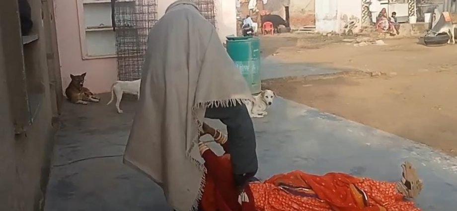 KOTPUTLI-BEHROR: बुजुर्ग महिला से दरिंदगी: मारपीट, धमकी और बेदखली