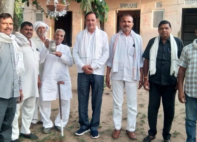 KOTPUTLI-BEHROR: सैन मंदिर में परिंडा लगाओ अभियान के तहत बांधे परिंडे KOTPUTLI-BEHROR: सैन मंदिर में परिंडा लगाओ अभियान के तहत बांधे परिंडे