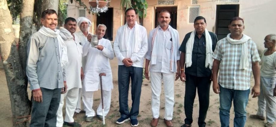 KOTPUTLI-BEHROR: सैन मंदिर में परिंडा लगाओ अभियान के तहत बांधे परिंडे KOTPUTLI-BEHROR: सैन मंदिर में परिंडा लगाओ अभियान के तहत बांधे परिंडे