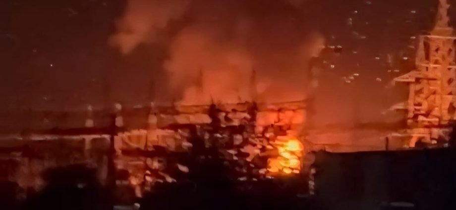 KOTPUTLI-BEHROR: 220 केवी जीएसएस पर लगी आग से बिजली आपूर्ति ठप KOTPUTLI-BEHROR: 220 केवी जीएसएस पर लगी आग से बिजली आपूर्ति ठप