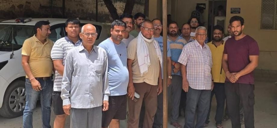 KOTPUTLI-BEHROR: गढ़ कॉलोनी में बिजली संकट पर फूटा जन आक्रोश KOTPUTLI-BEHROR: गढ़ कॉलोनी में बिजली संकट पर फूटा जन आक्रोश