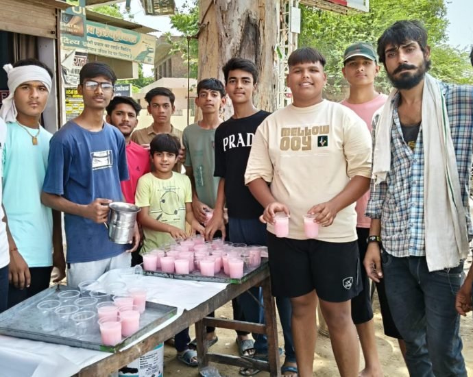 KOTPUTLI-BEHROR: शरबत पिलाकर गर्मी में राहगीरों को दिलाई राहत KOTPUTLI-BEHROR: शरबत पिलाकर गर्मी में राहगीरों को दिलाई राहत